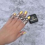 Trendy ringen om de hand voor een casual look