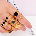 Mix van gouden sieraden met zwarte details