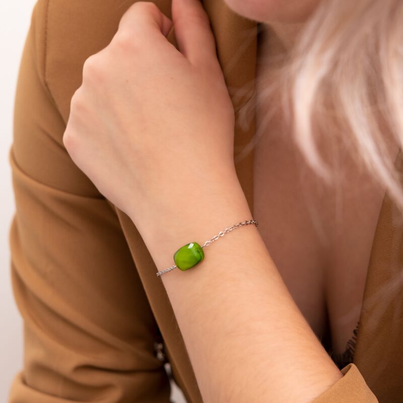 zilverkleurige armbanden met green stone