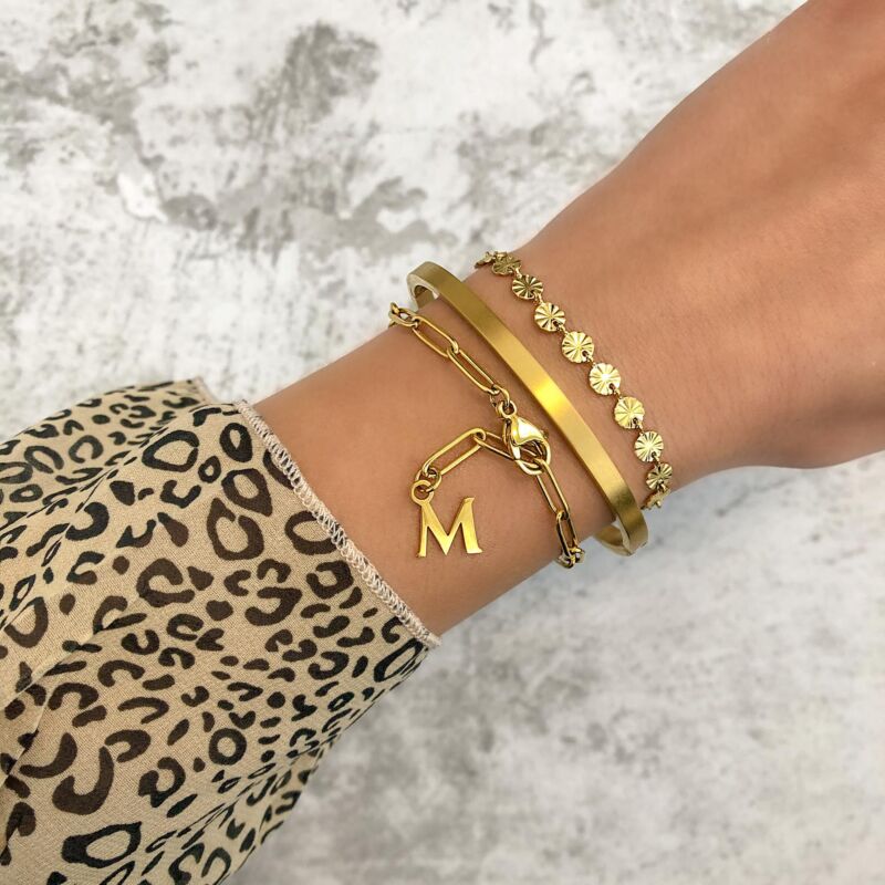 Trendy armbanden met een letter eraan