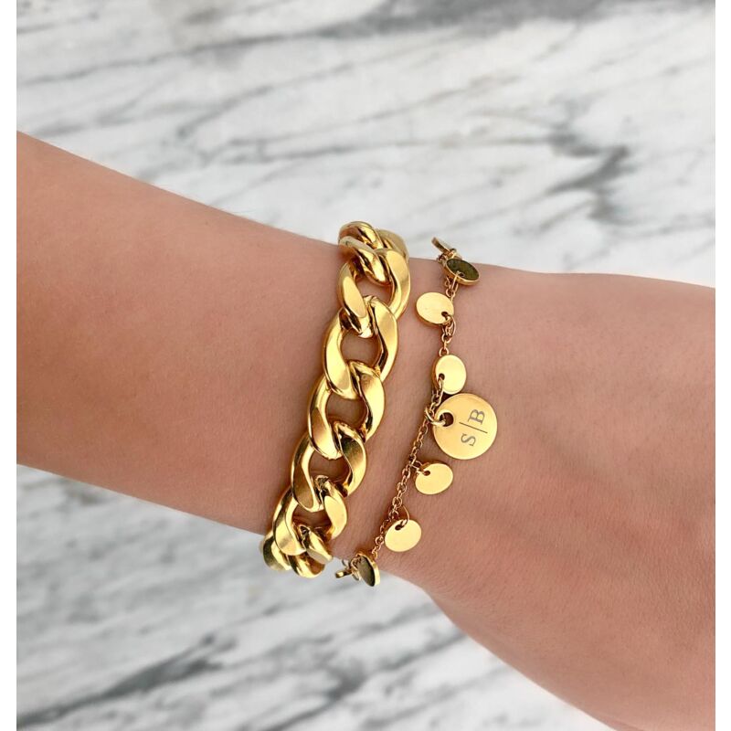 Trendy mix van armbanden om de pols voor een complete look