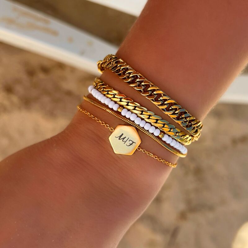 Pols met gouden armparty op strand