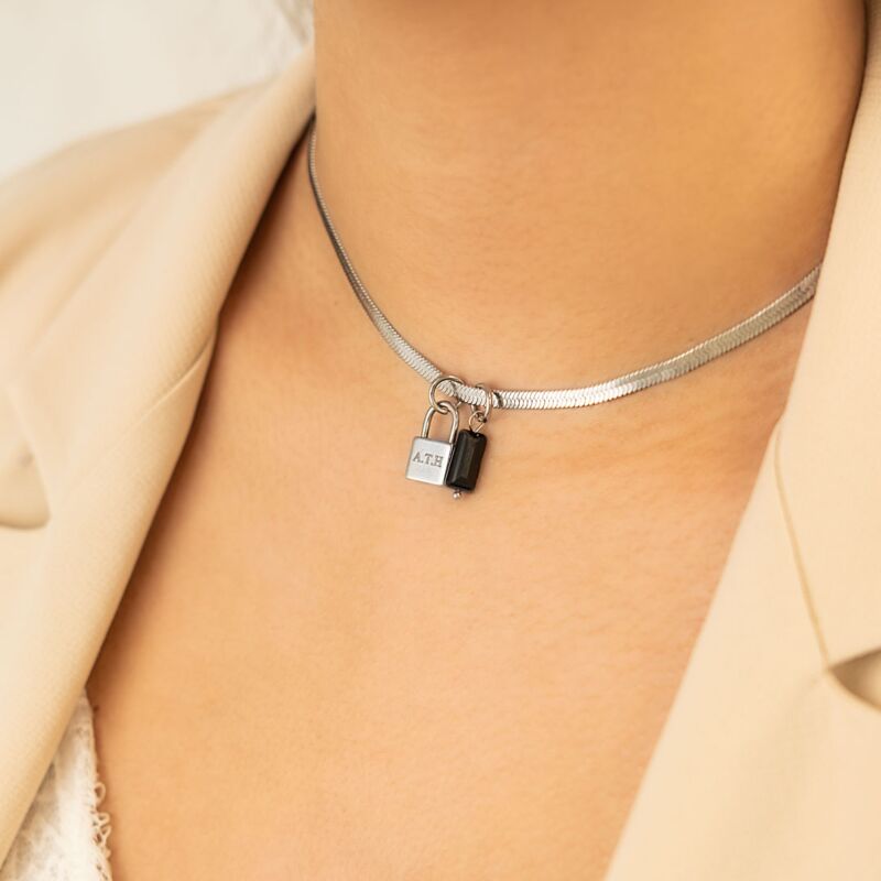 Vrouw draagt zilveren choker ketting