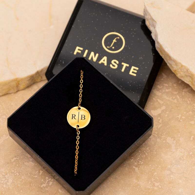 Gouden initial armbandje met 2 letters in sieradendoosje