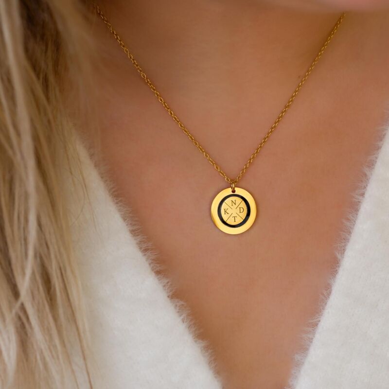 Mooie ketting met vier initialen bij een vrouw met blond haar