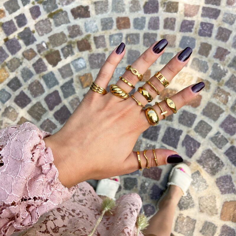 Trendy ringen mix in het goud om de hand