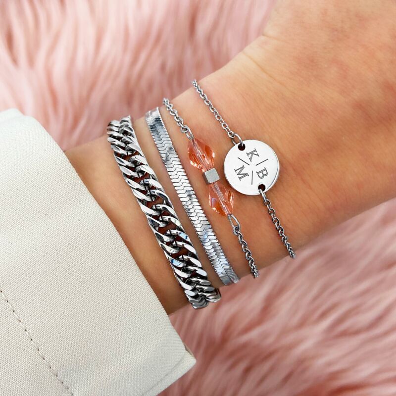 Zilverkleurige armparty bij meisje