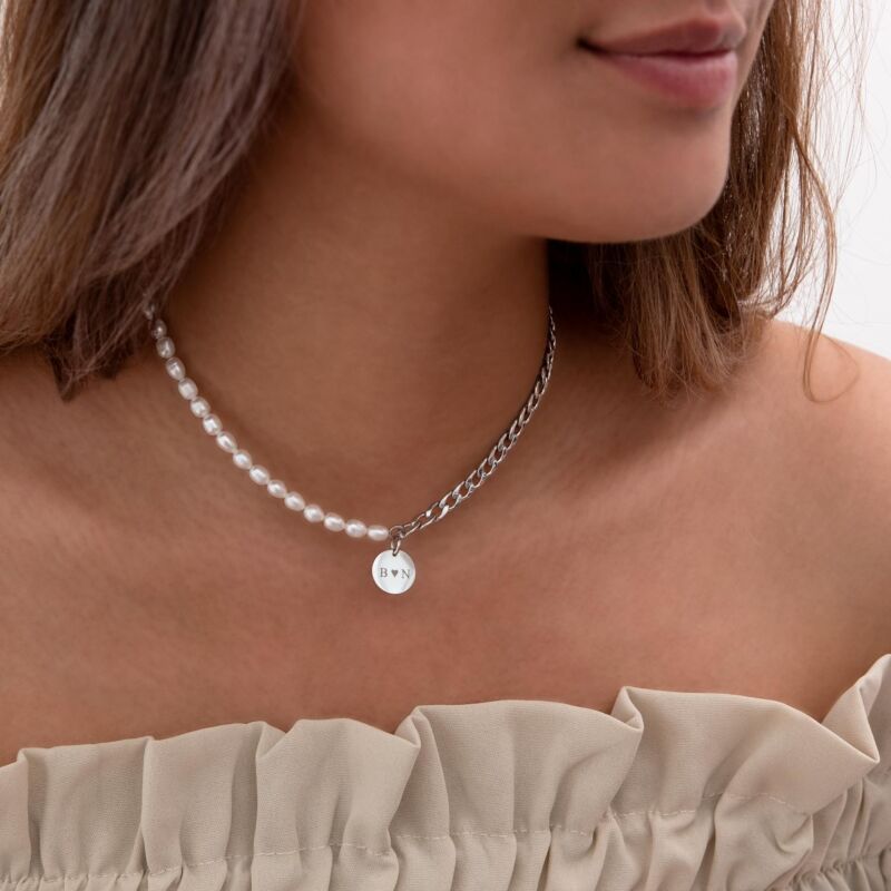 Meisje draagt chain en pearl ketting met gravering