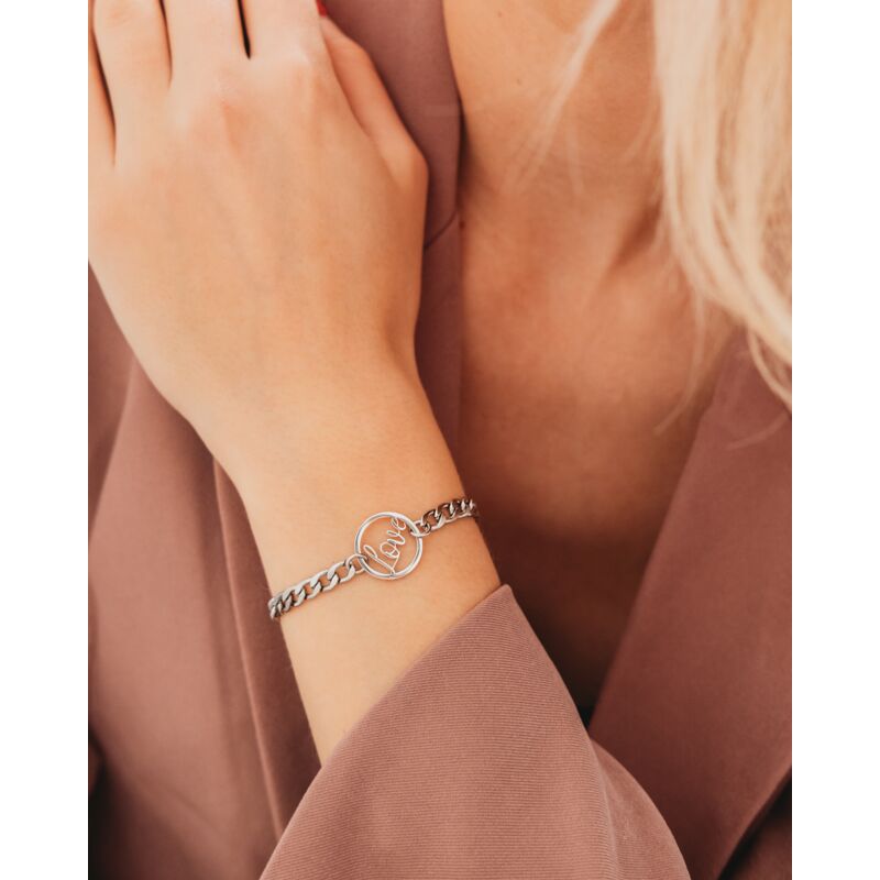 Zilveren love armband om pols