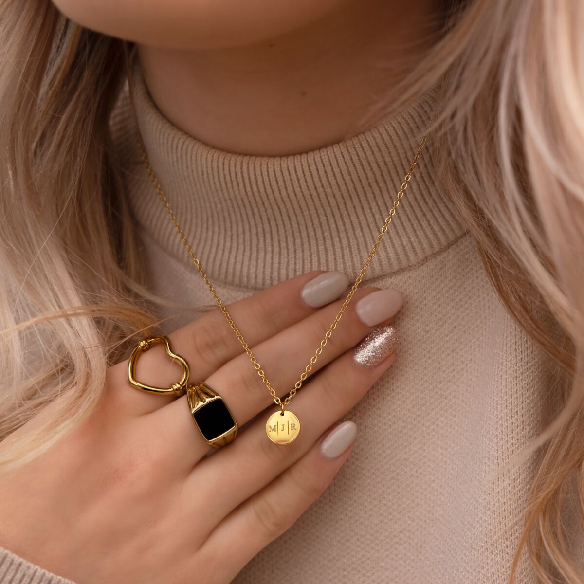 Gouden zegelring met zwarte details