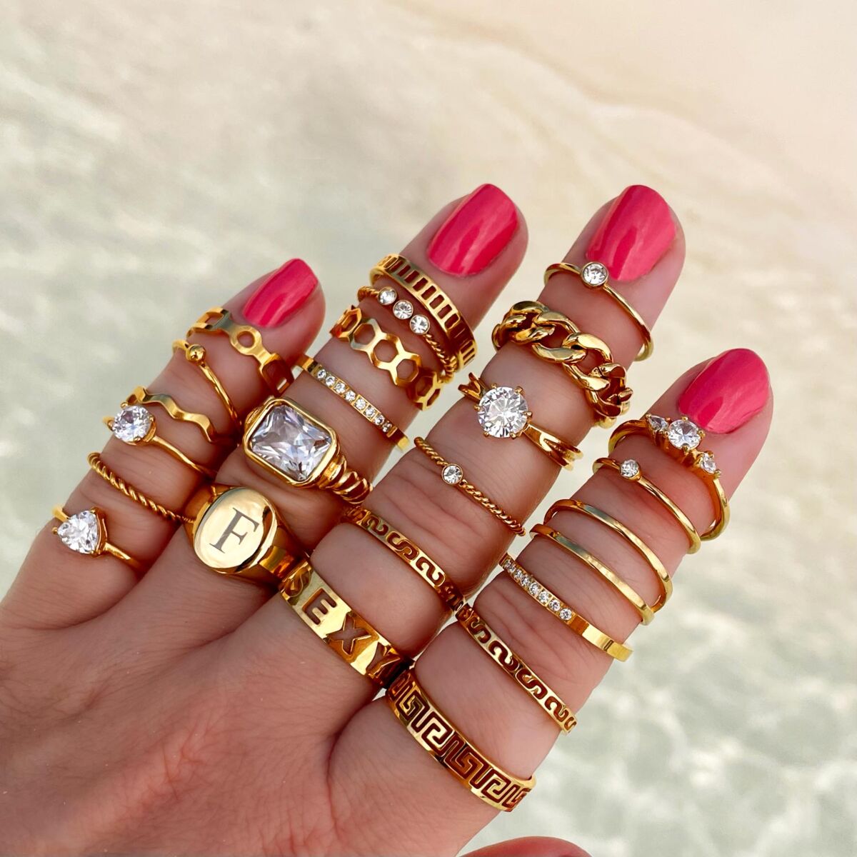 Mix van gouden ringen om de hand