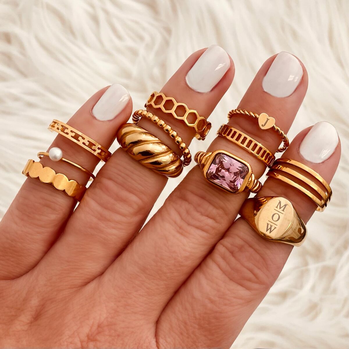 mix van gouden ringen om handen van model