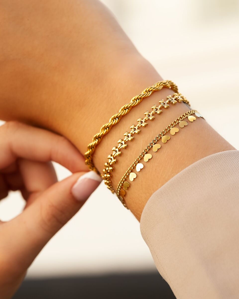 Gouden armband om pols