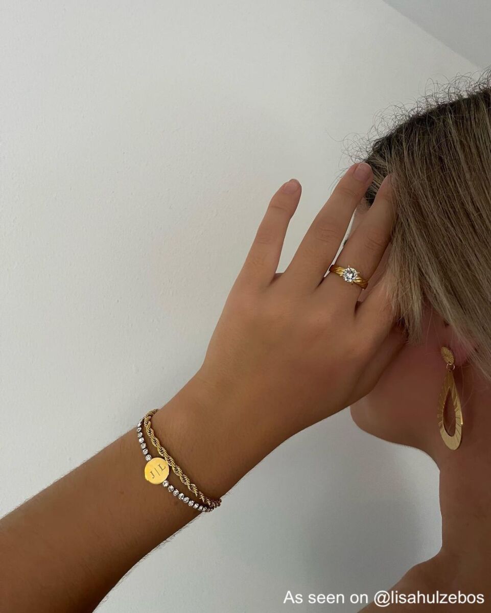 Influencer draagt gouden sieraden