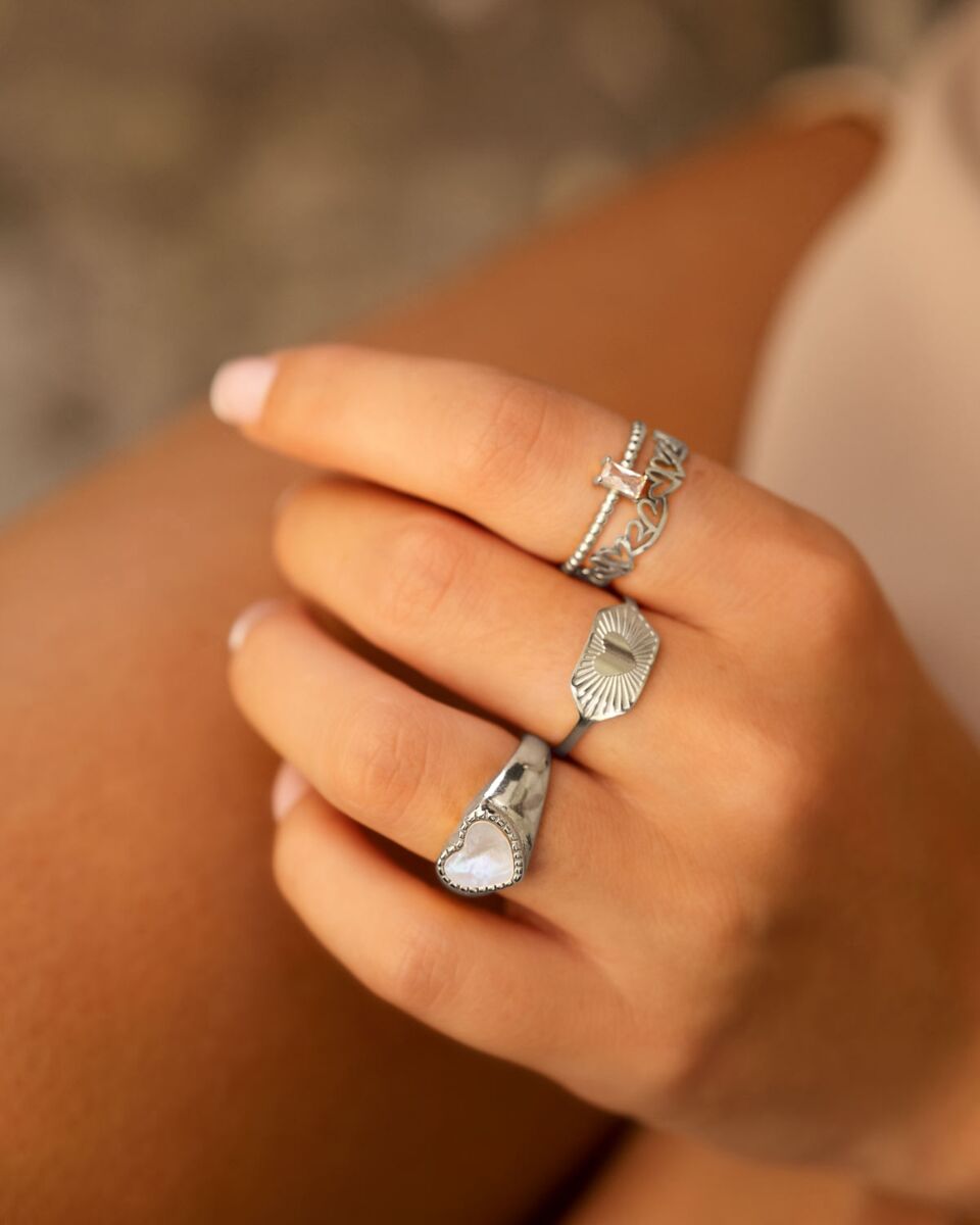 zilverkleurige ringen mix om hand model