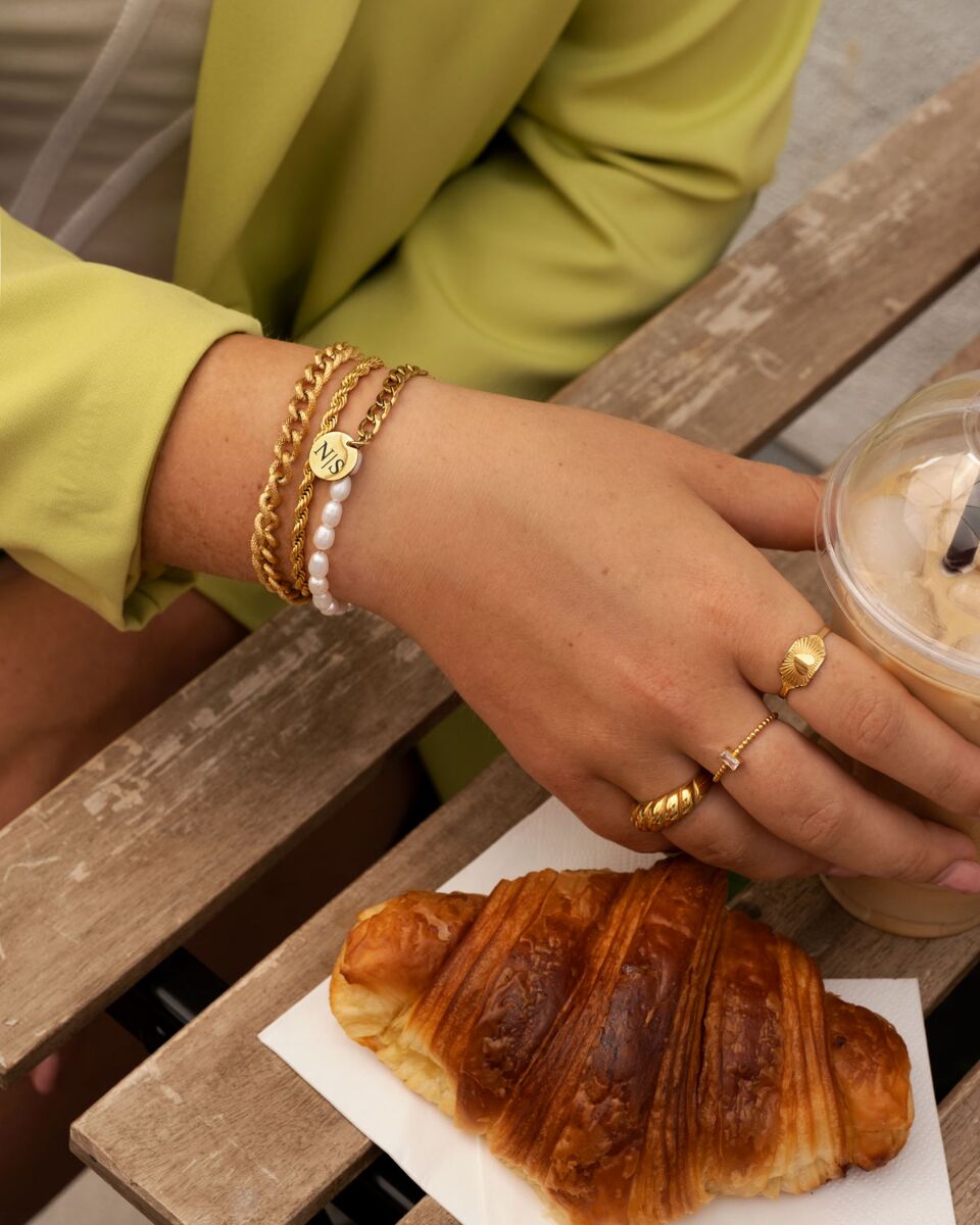 Mix van gouden armbanden om pols