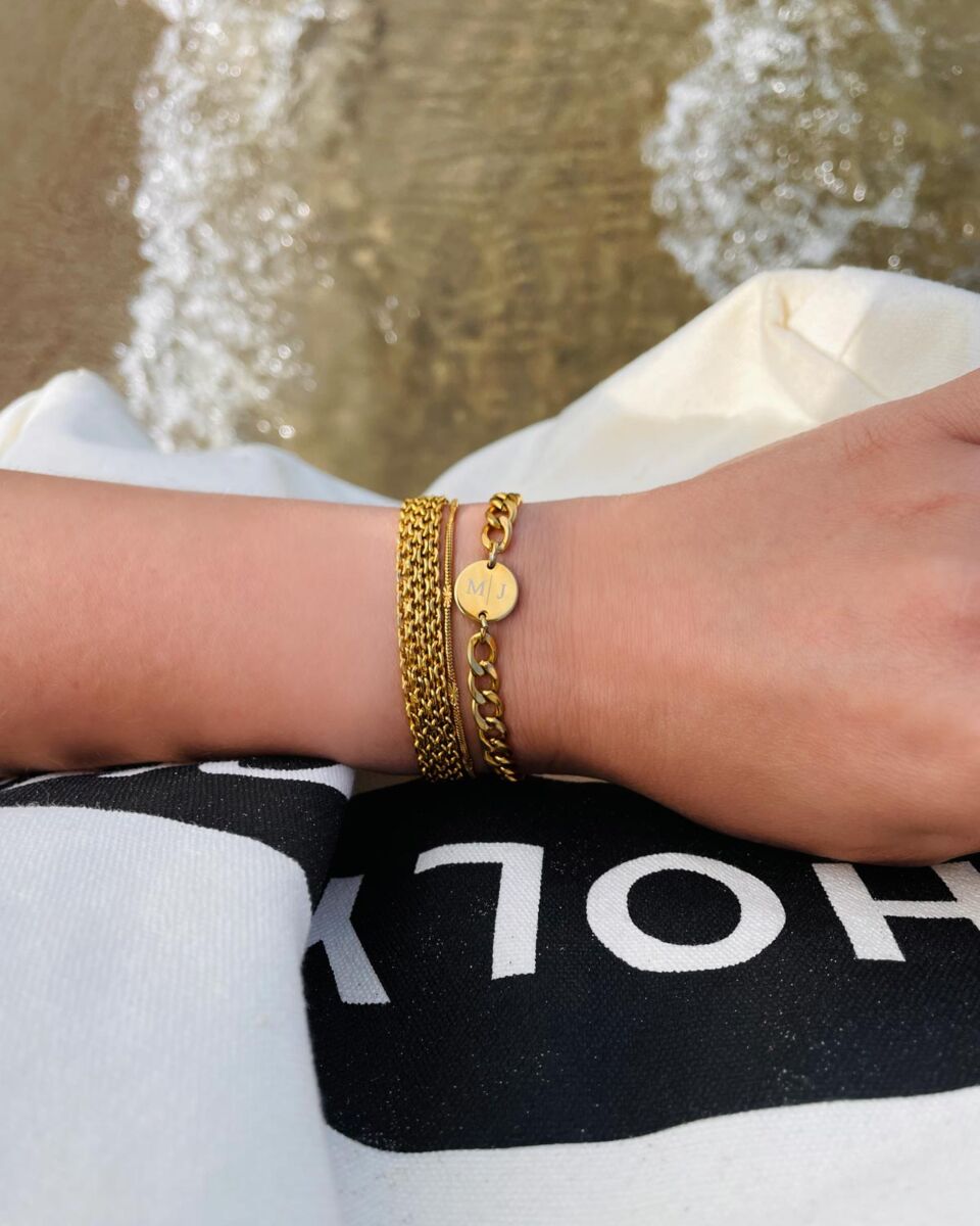 gouden armbandjes mix om pols