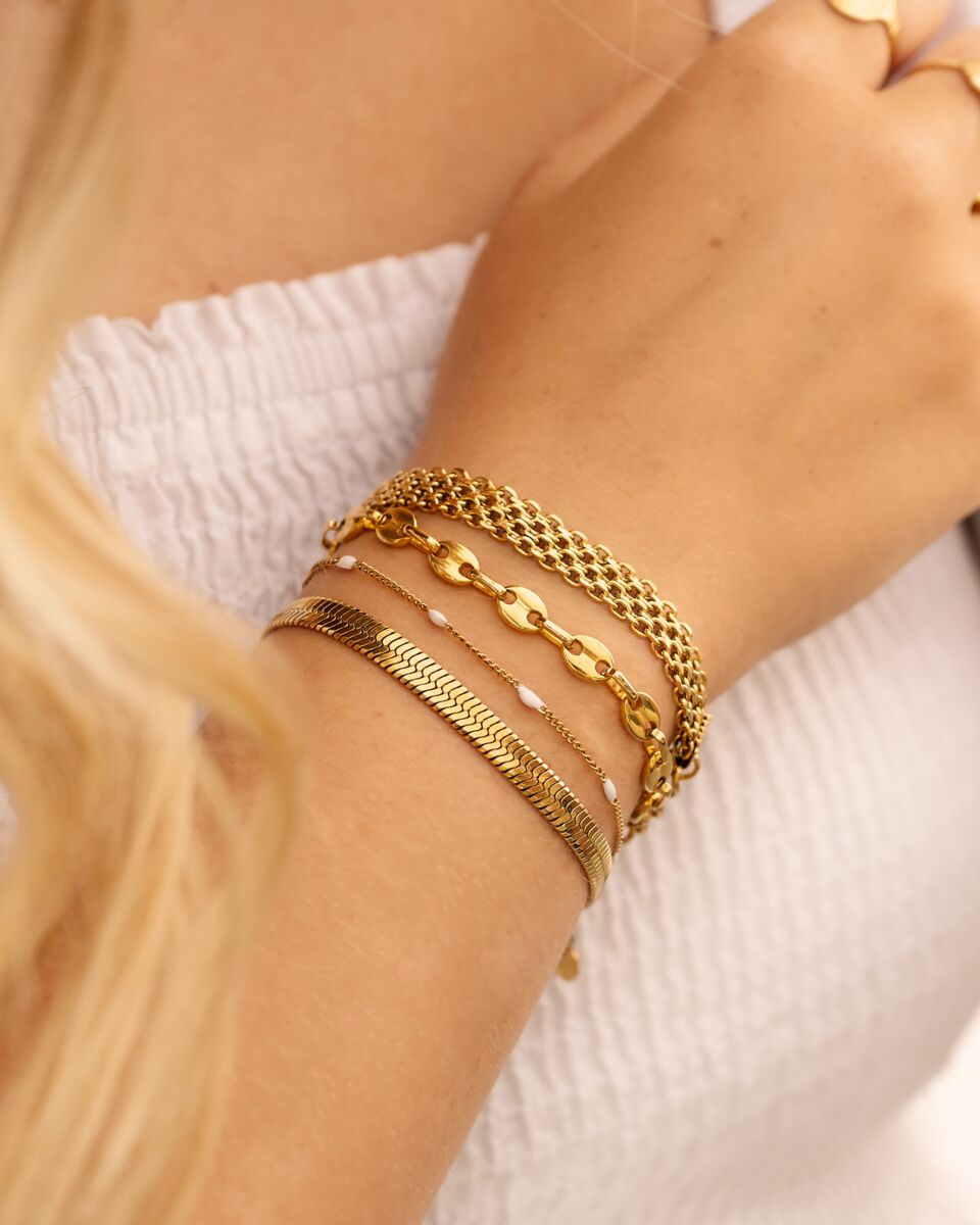 Armparty goudkleurig bij model