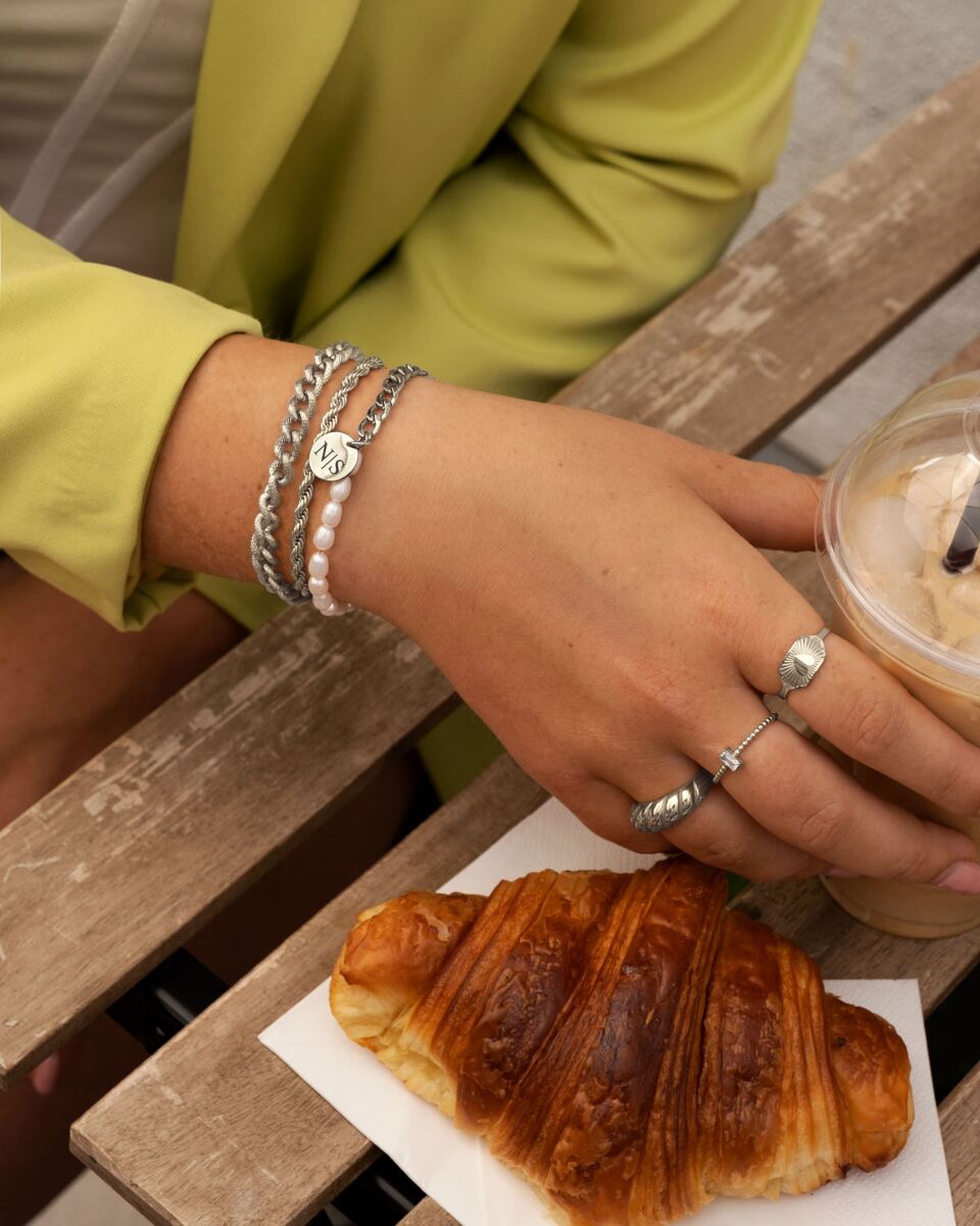 Zilveren parelarmband in armparty