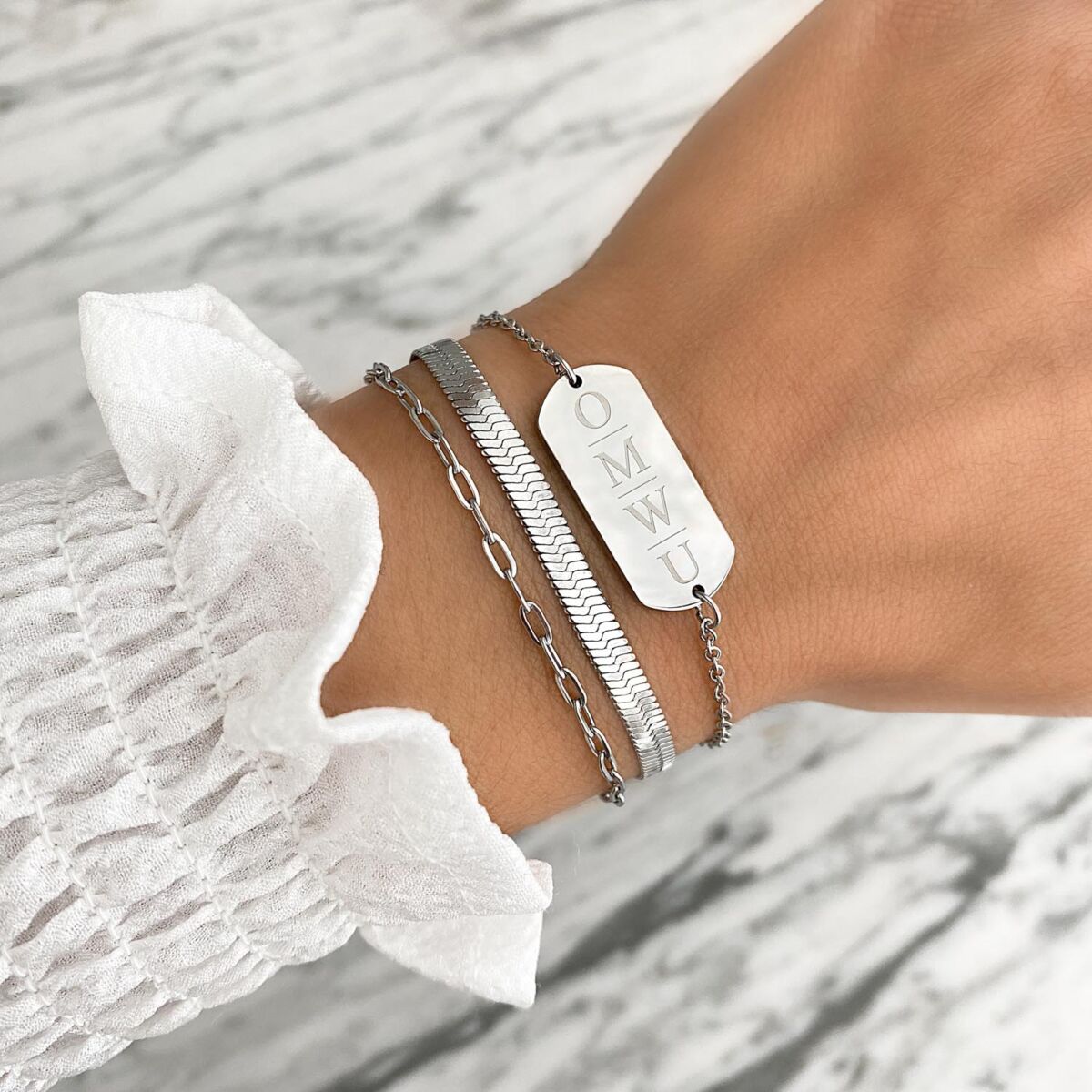 Mooie armparty voor een trendy look met een witte top