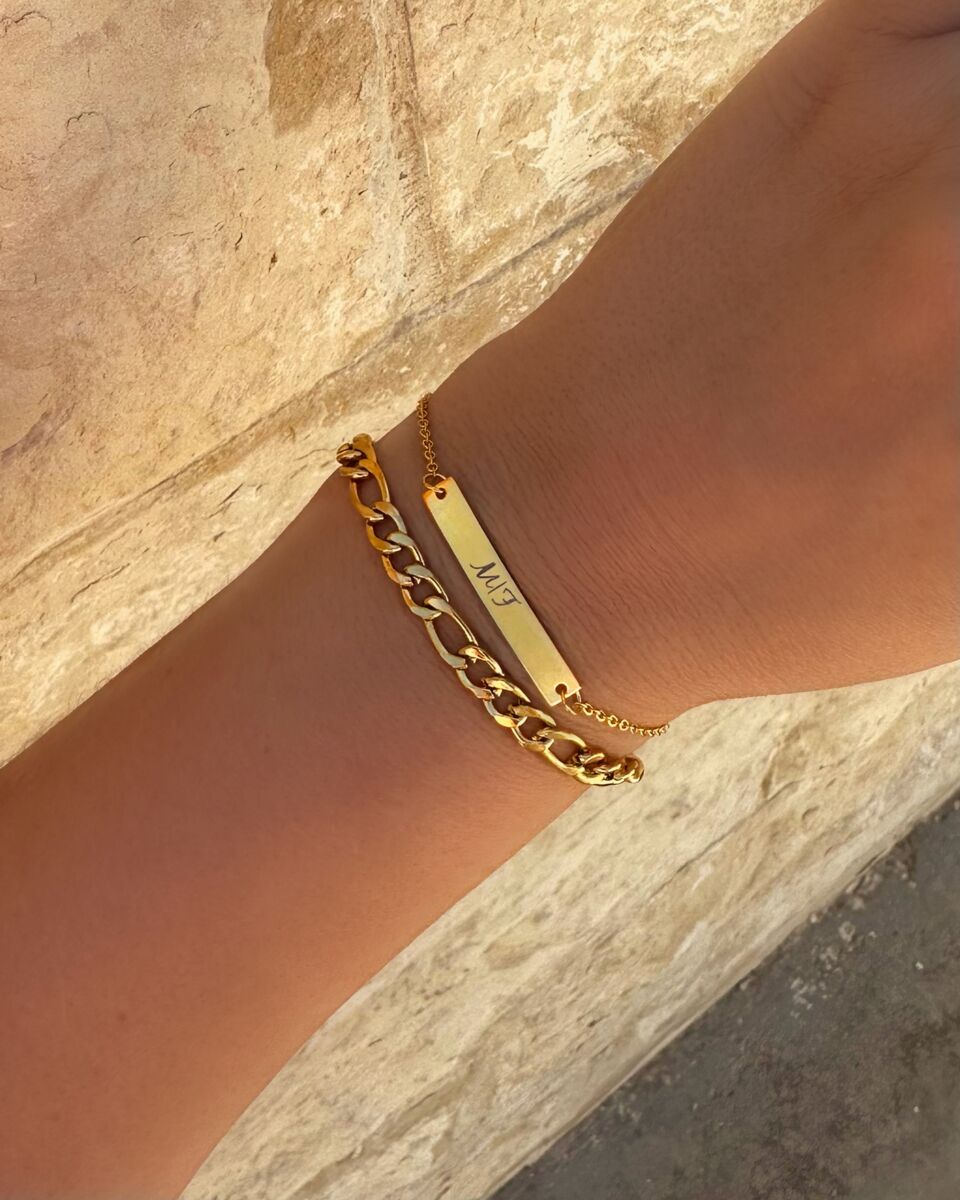 Model draagt gouden armbanden set