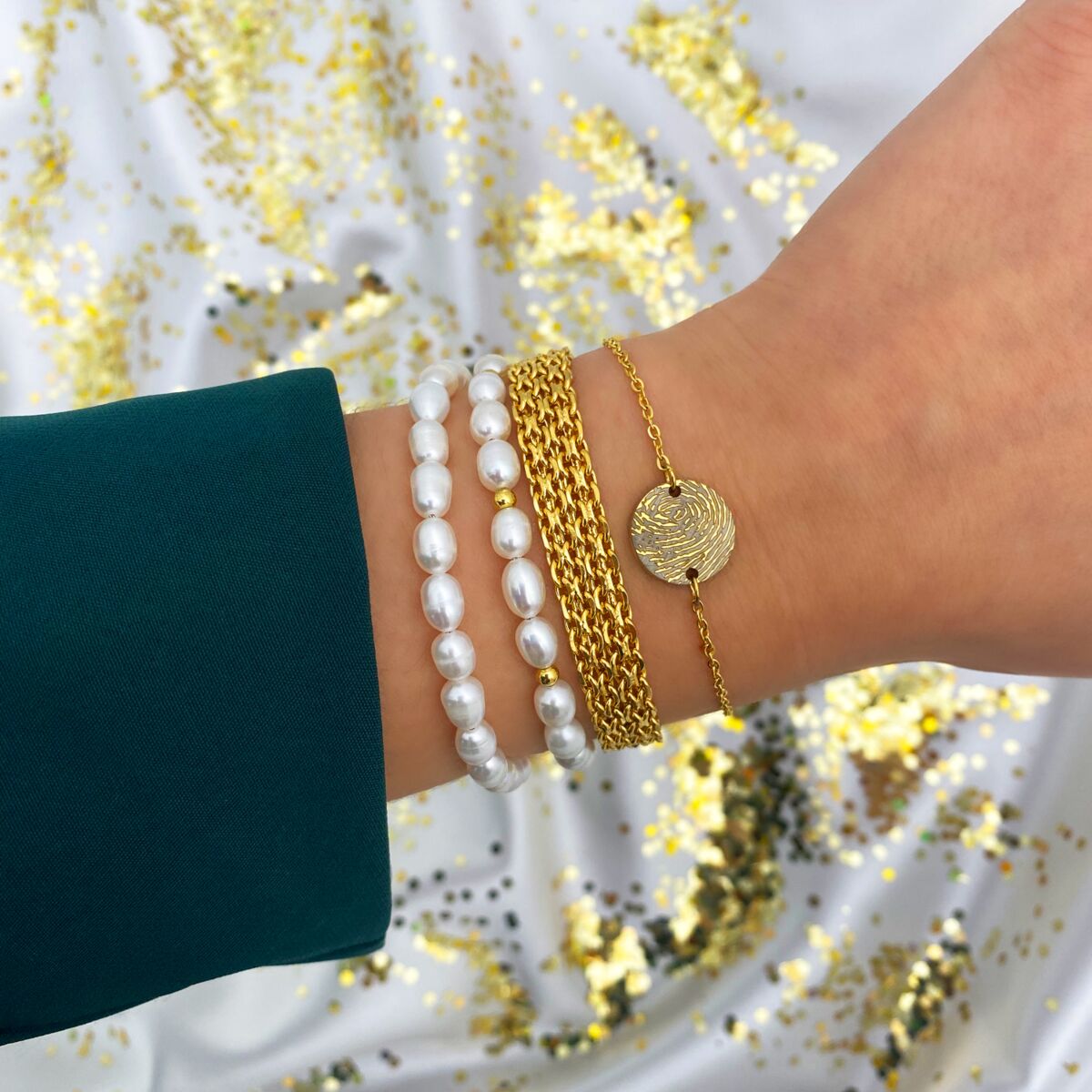 armbanden om pols vrouw met glitter achtergrond