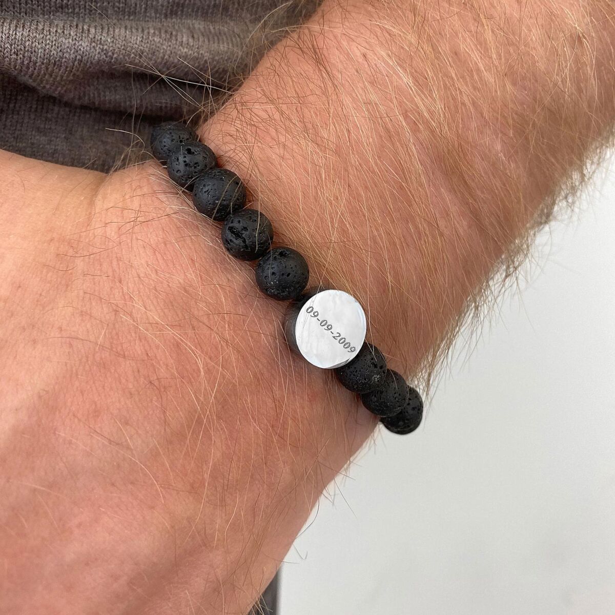 Heren armband met gravering om pols bij man
