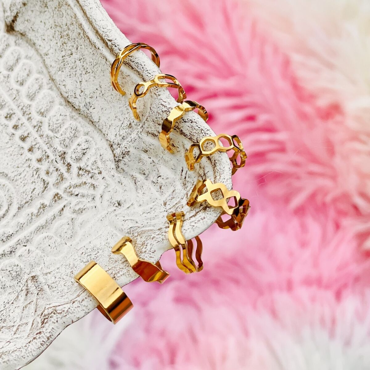 Gouden ear cuffs op schaaltje