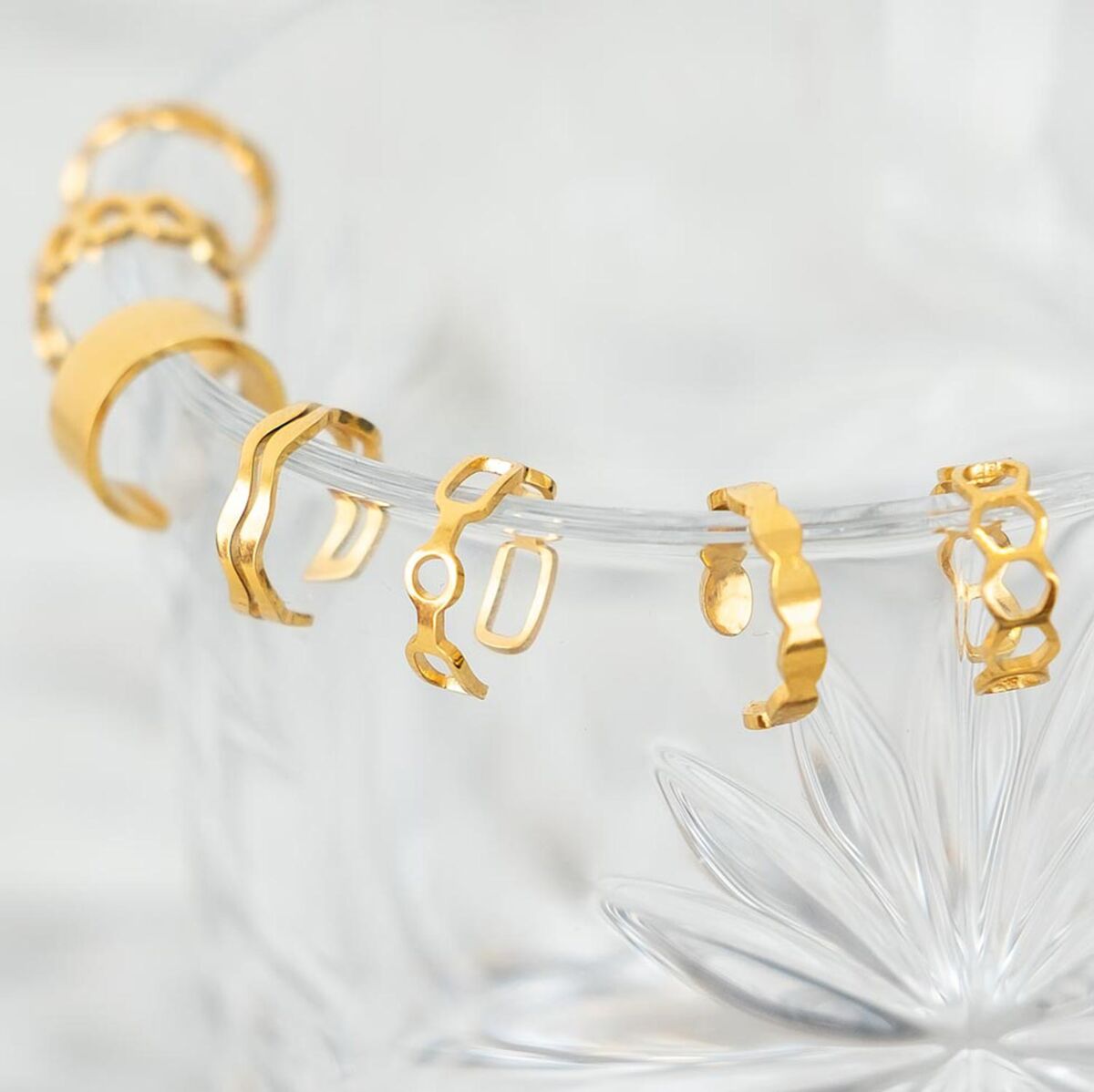 Glas met gouden ear cuffs