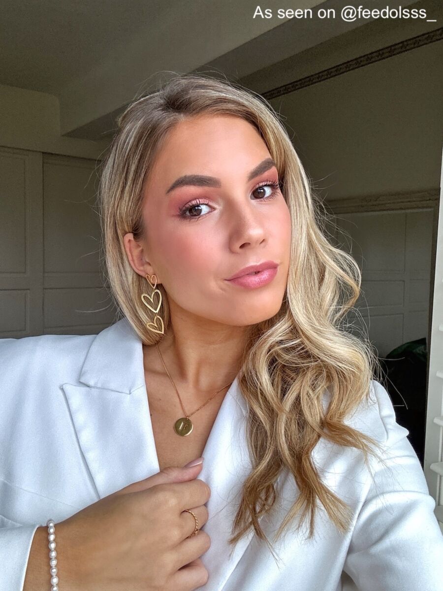 Influencer met gouden sieraden van finaste