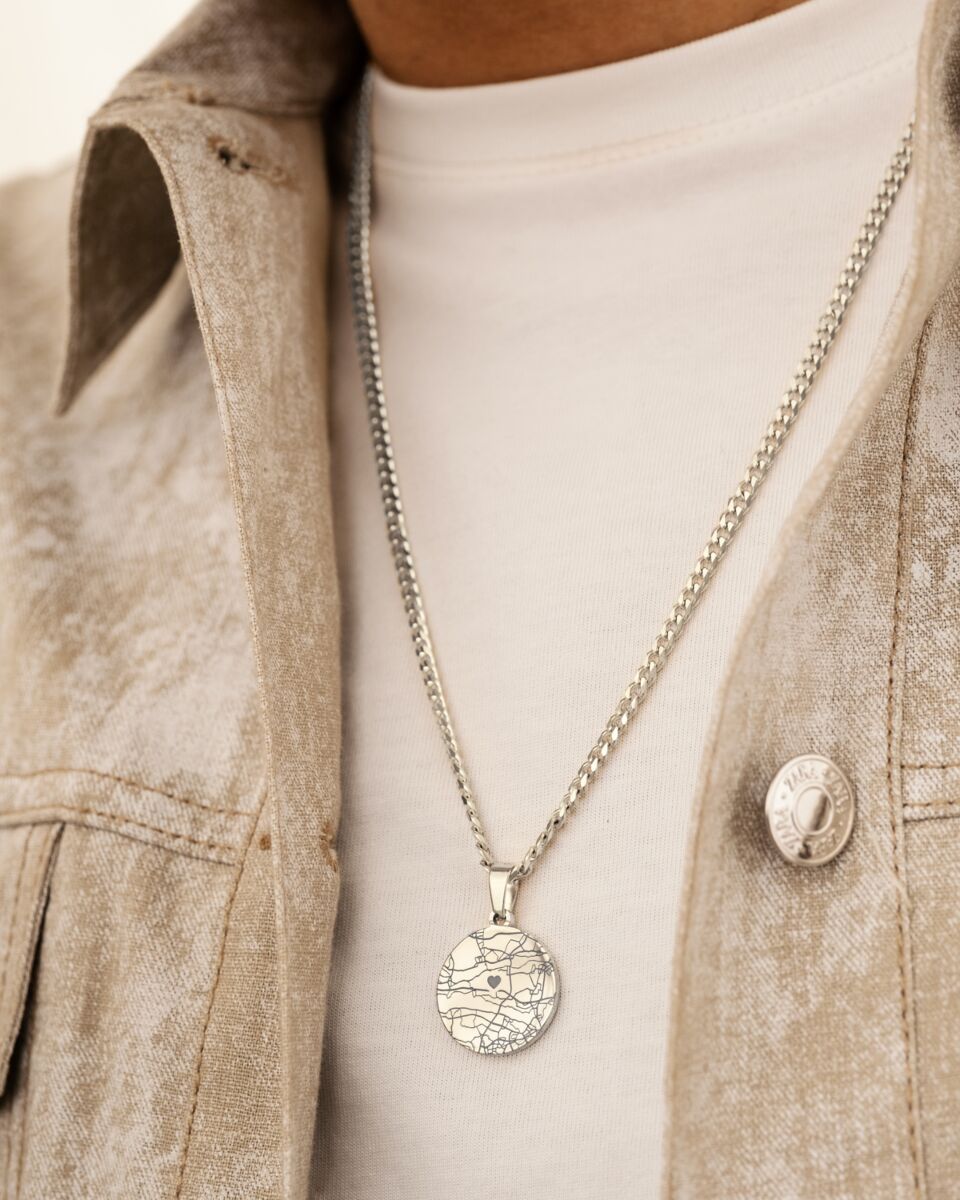 Man draagt zilveren ketting met first date