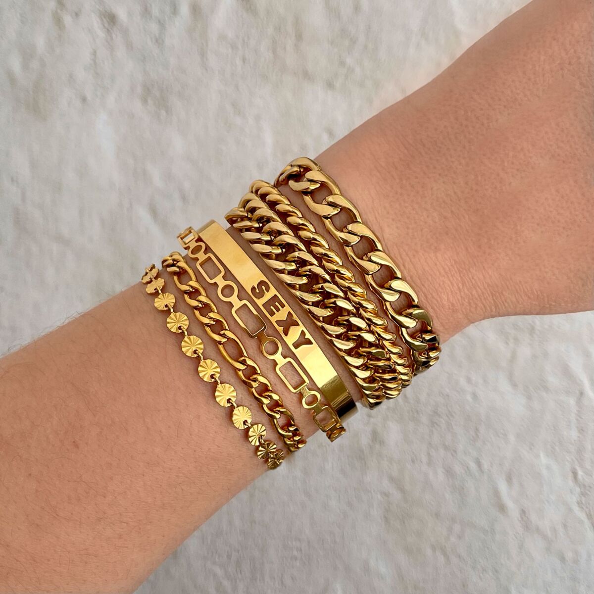 Trendy armbanden mix in goud