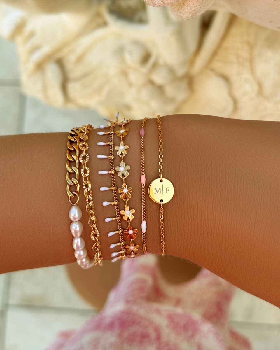 Gouden armparty om pols