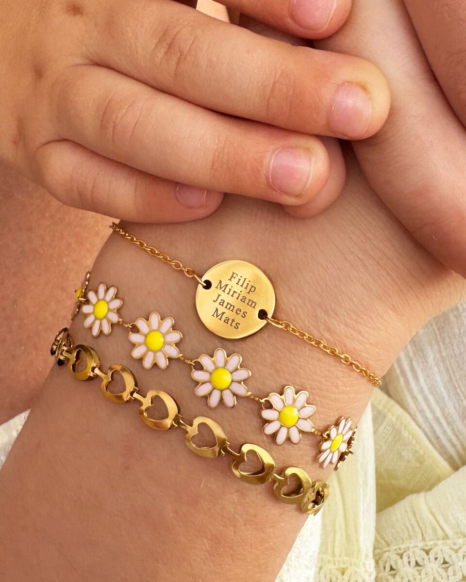Gouden armbanden om pols