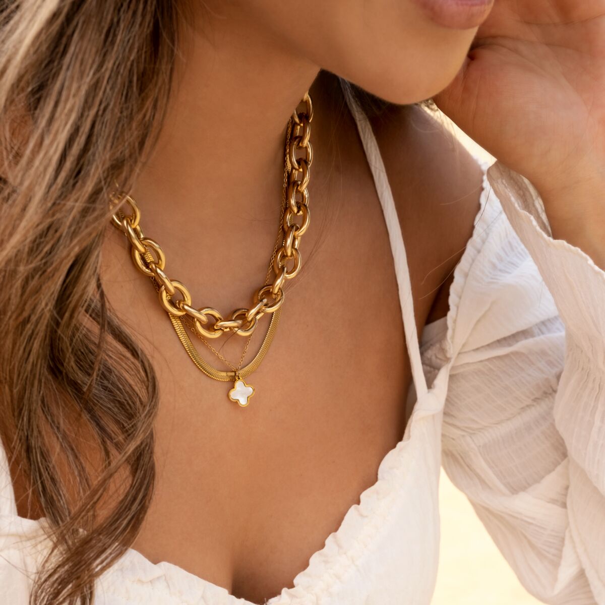 Mix van gouden sieraden bij model