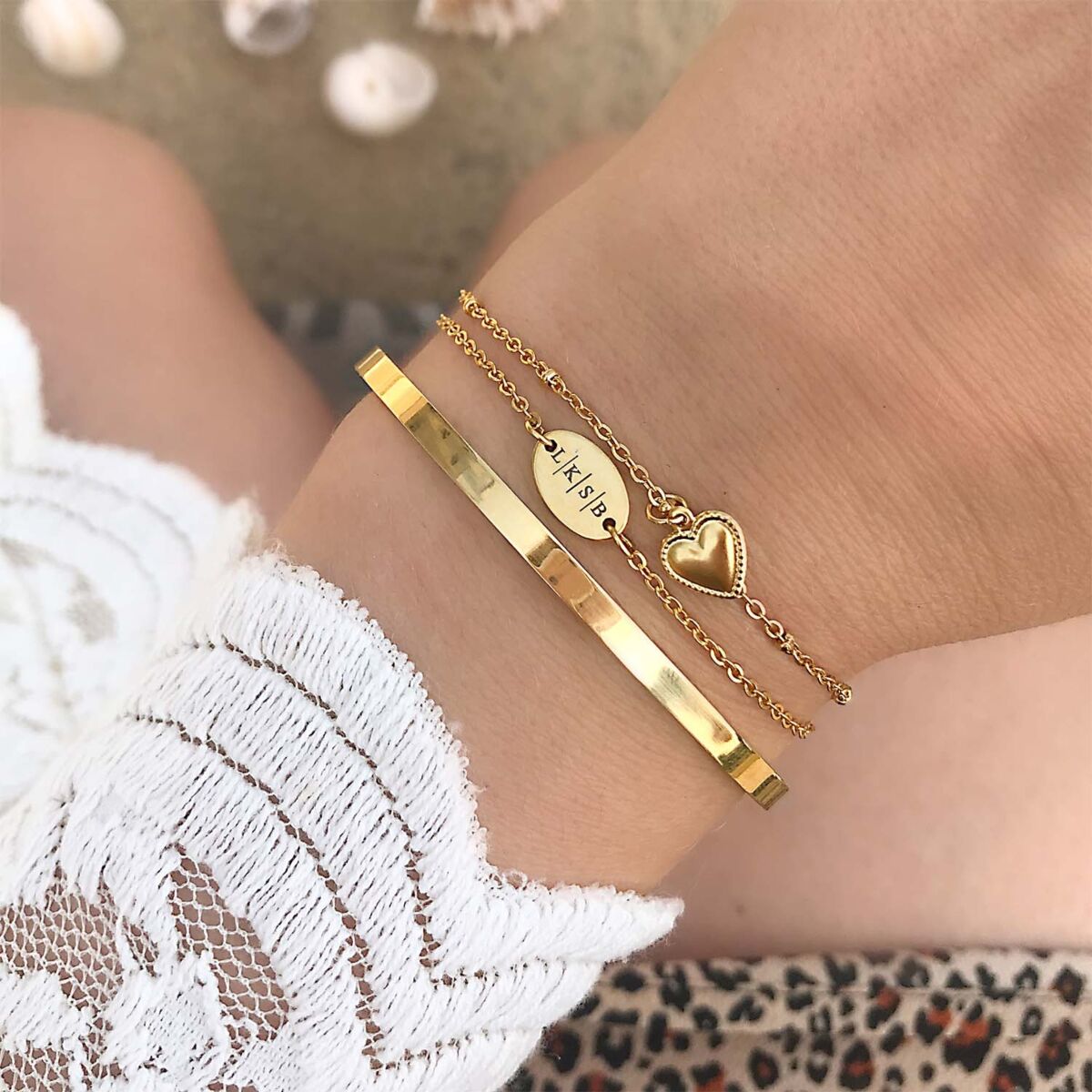 Gouden initialen armband om de pols met bangle