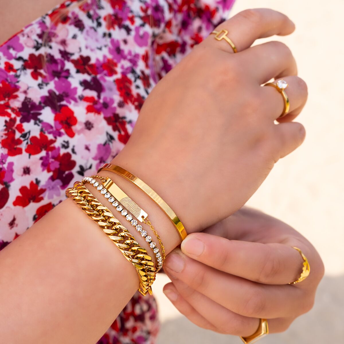 Armparty met gouden armbanden om pols