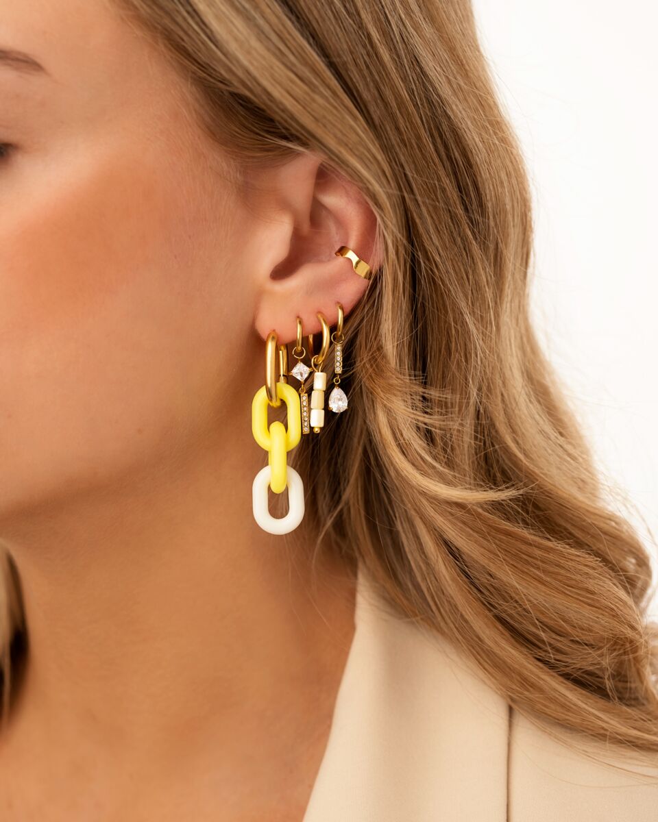 Gouden oorbellen mix bij model