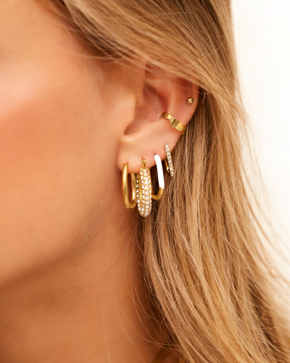 Gouden oorbellen mix bij model