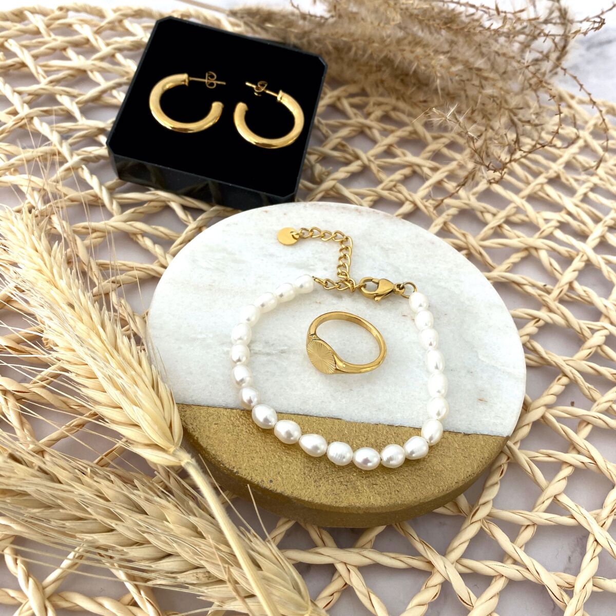 Trendy goudkleurige look met de sieraden van Finaste