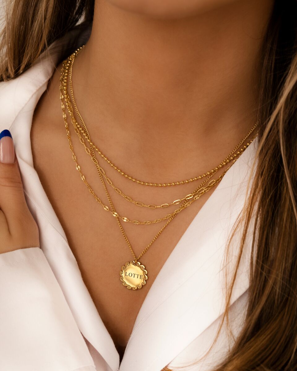 Gouden necklaceparty bij model