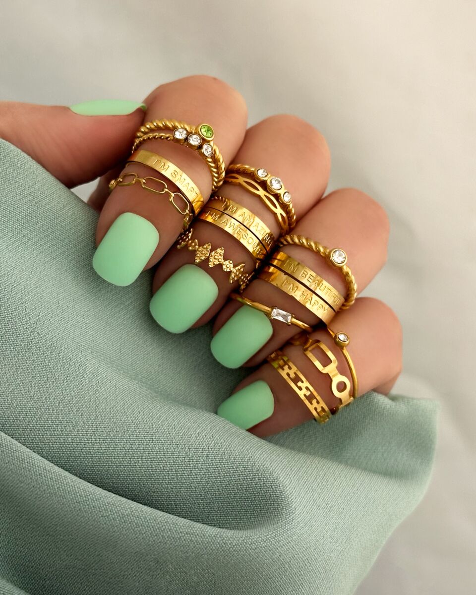 Gouden ringparty met groene nagels