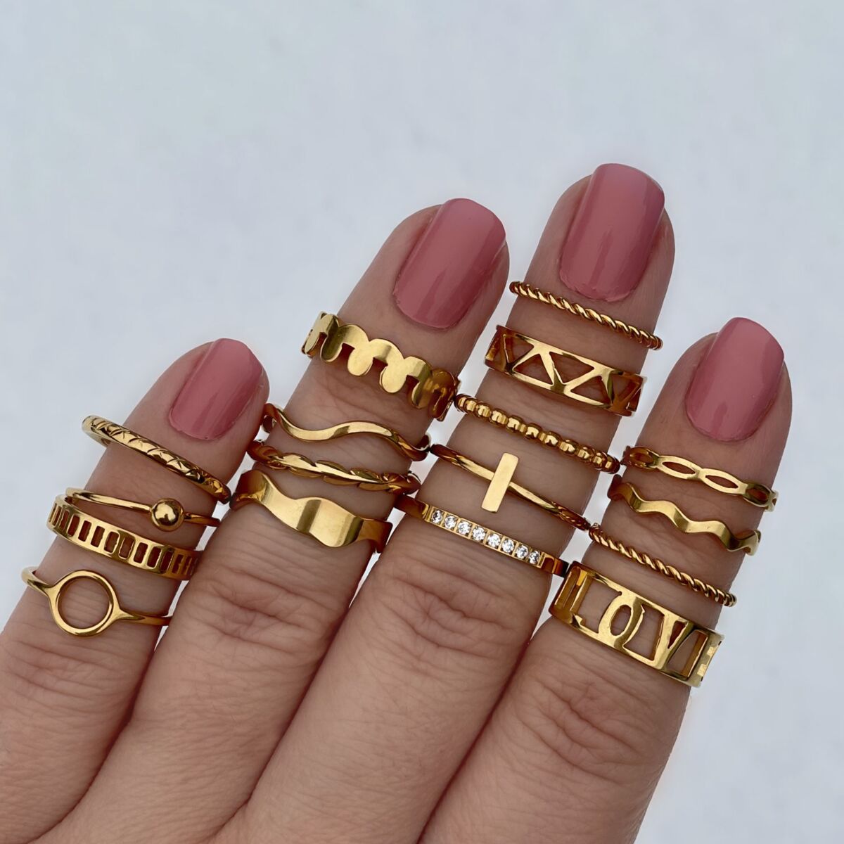 Mooie ringen in de hand voor een trendy look