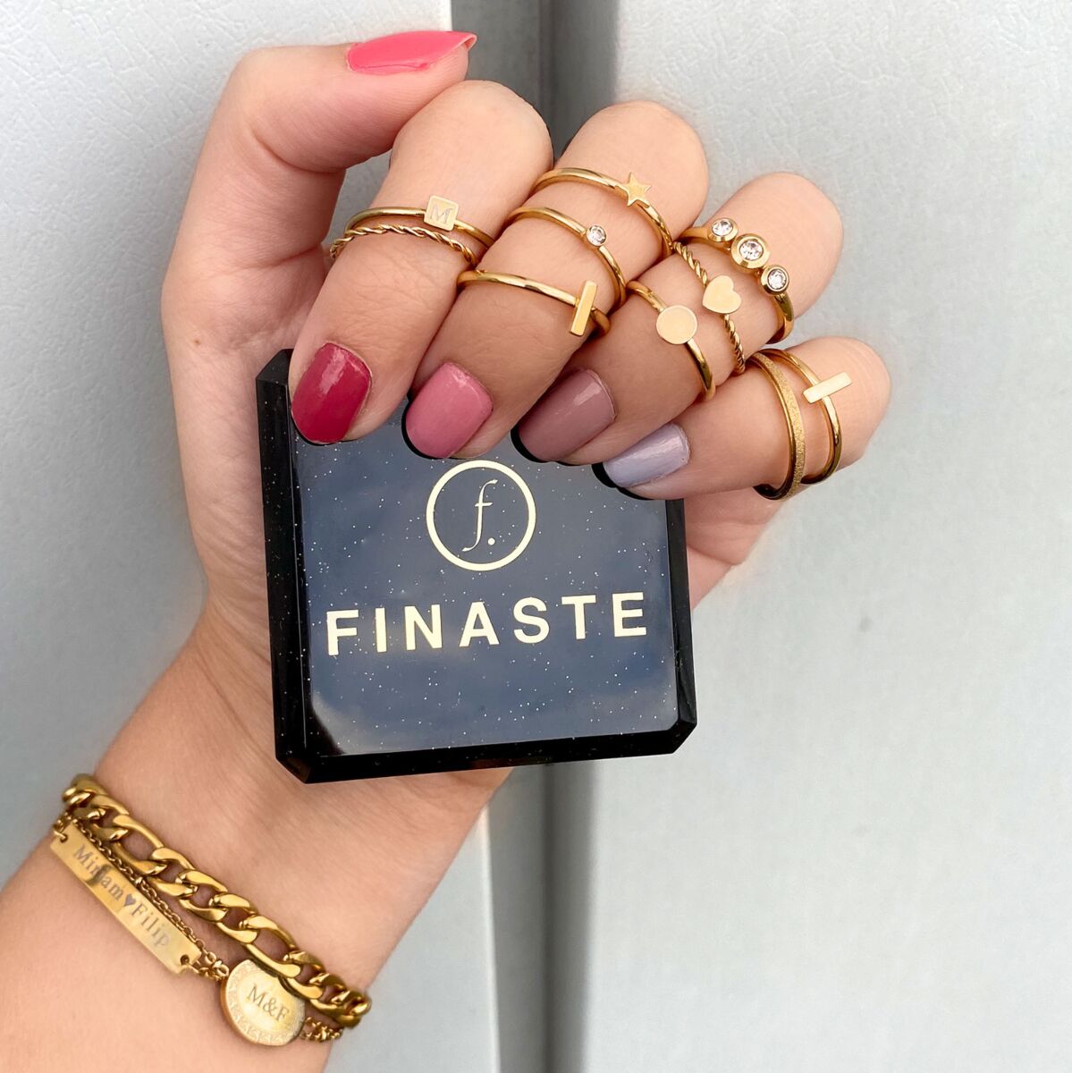 Leuke gouden ringen om de hand met een sieradendoosje vast