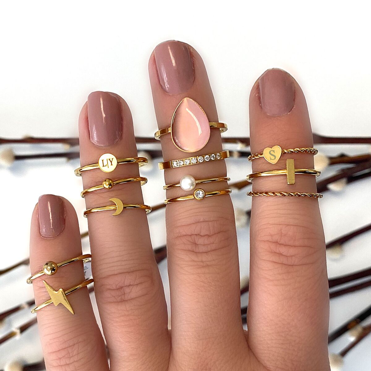 gouden ringen om de hand voor een complete look