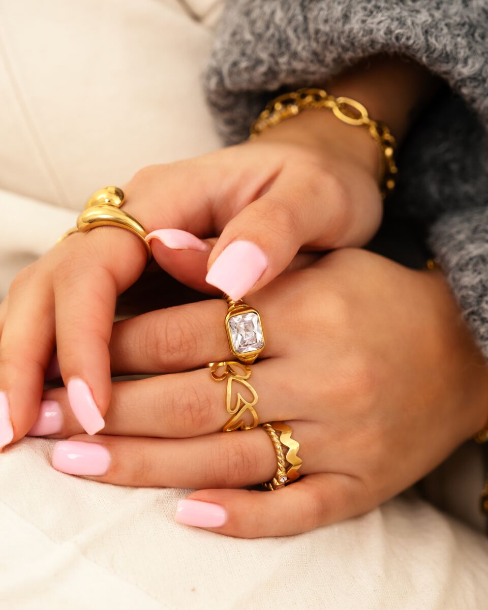 Model draagt mix van gouden ringen