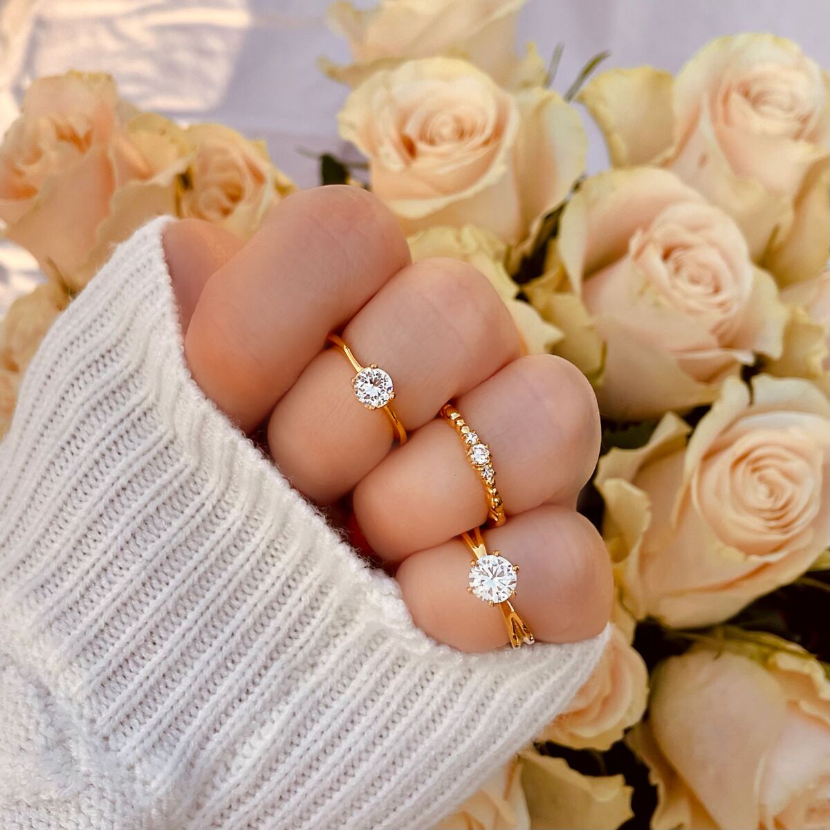 Mix van gouden ringen met steentjes