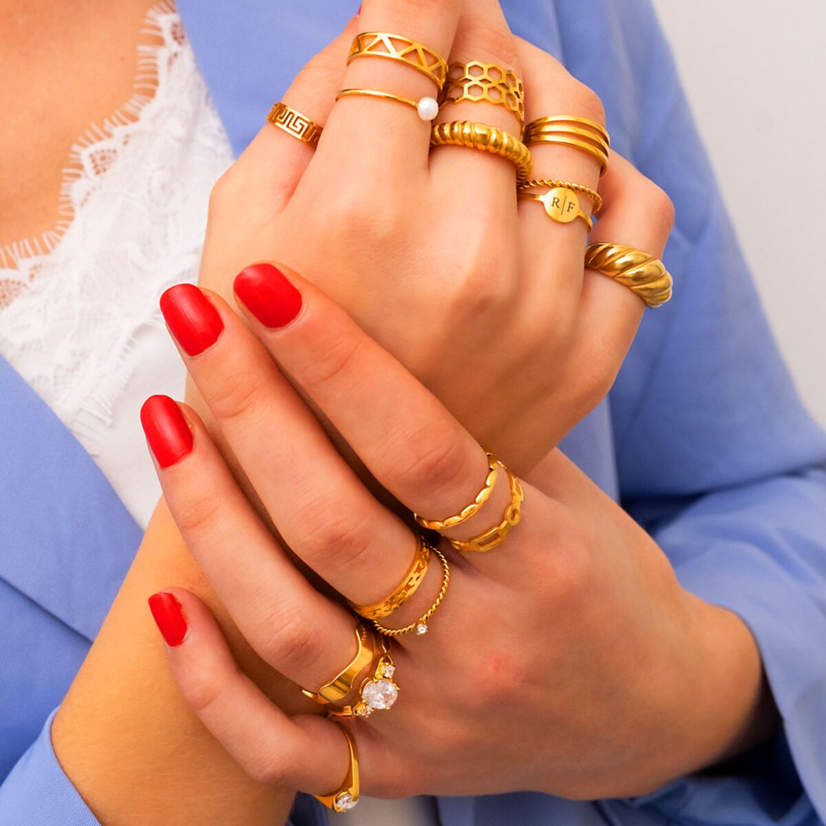 Model draagt mix van gouden ringen