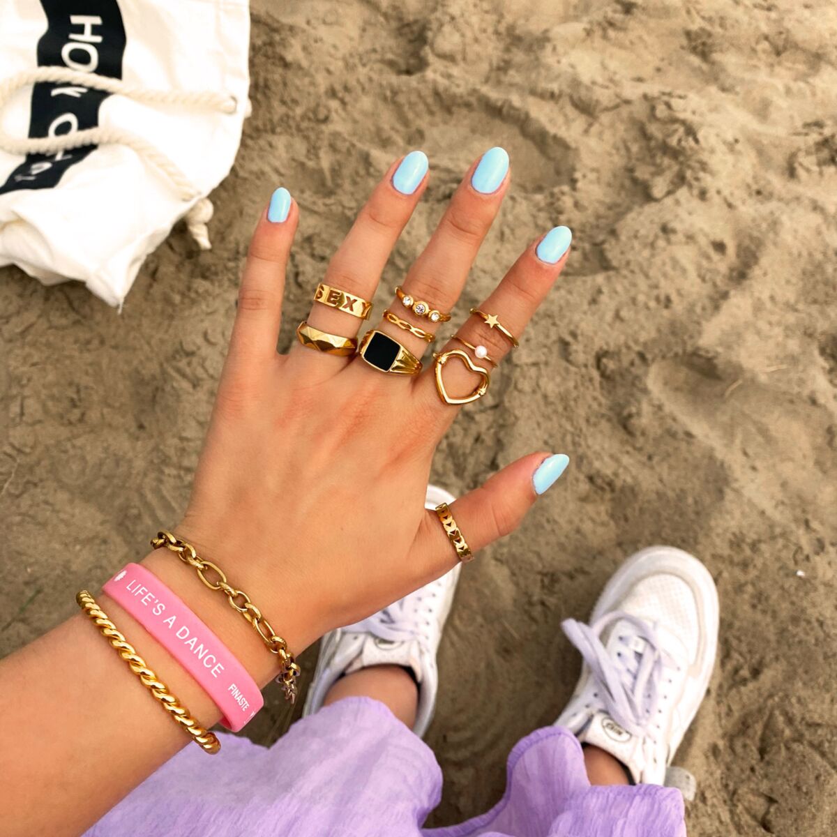 gouden mix van armbanden en ringen