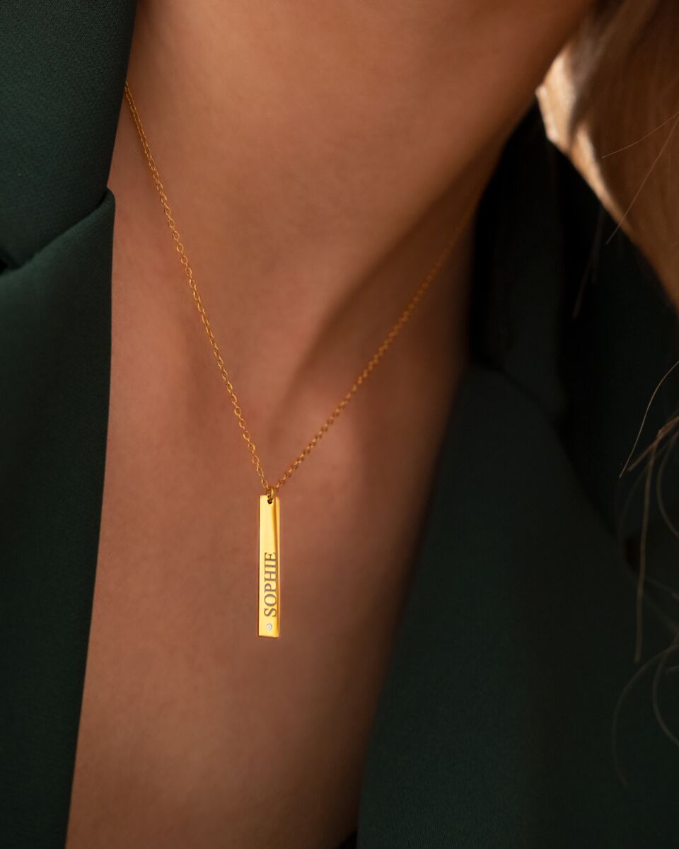 Model draagt ketting met naam